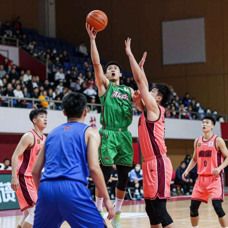NU 69-65 FEU: Cú knock-out nằm ở hiệp ba, không phải hiệp bốn