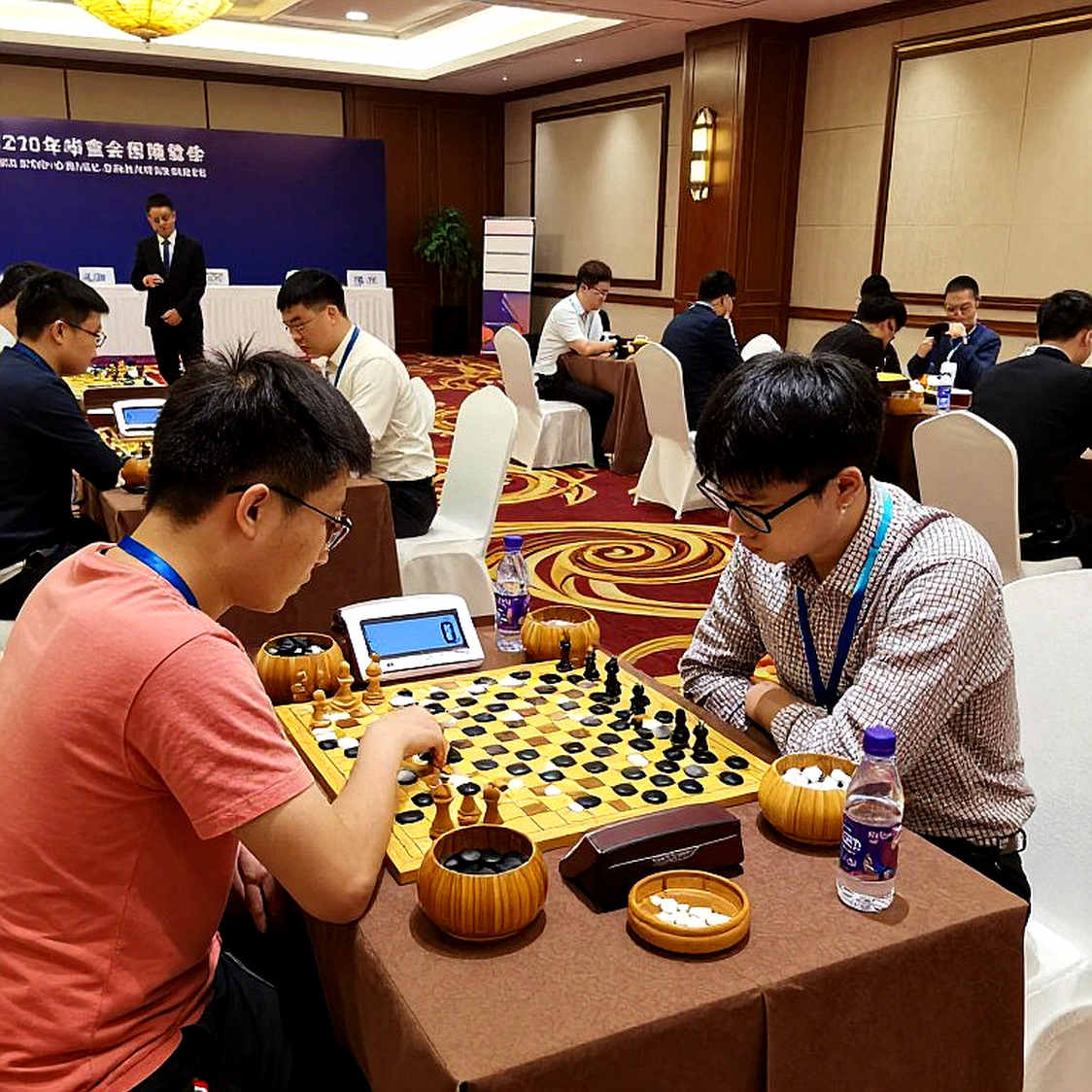 Woodward hạ Caruana, Lee nới rộng khoảng cách: Bên trong một tiêu đề không có dữ liệu Woodward hạ Caruana, Lee nới rộng khoảng cách: Bên trong một tiêu đề không có dữ liệu