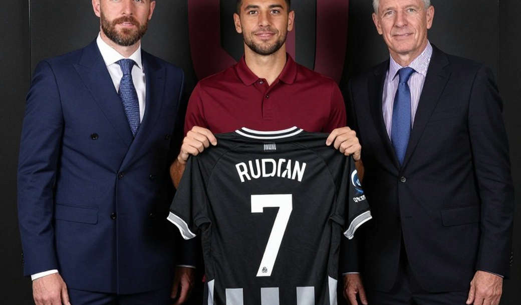 Khoảng trống Xuân Son và bài toán tiền đạo nội của bóng đá Việt Nam
