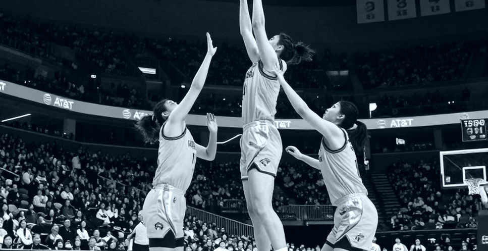 Caitlin Clark viết lịch sử WNBA, giúp Indiana Fever ép Las Vegas Aces vào trận quyết định